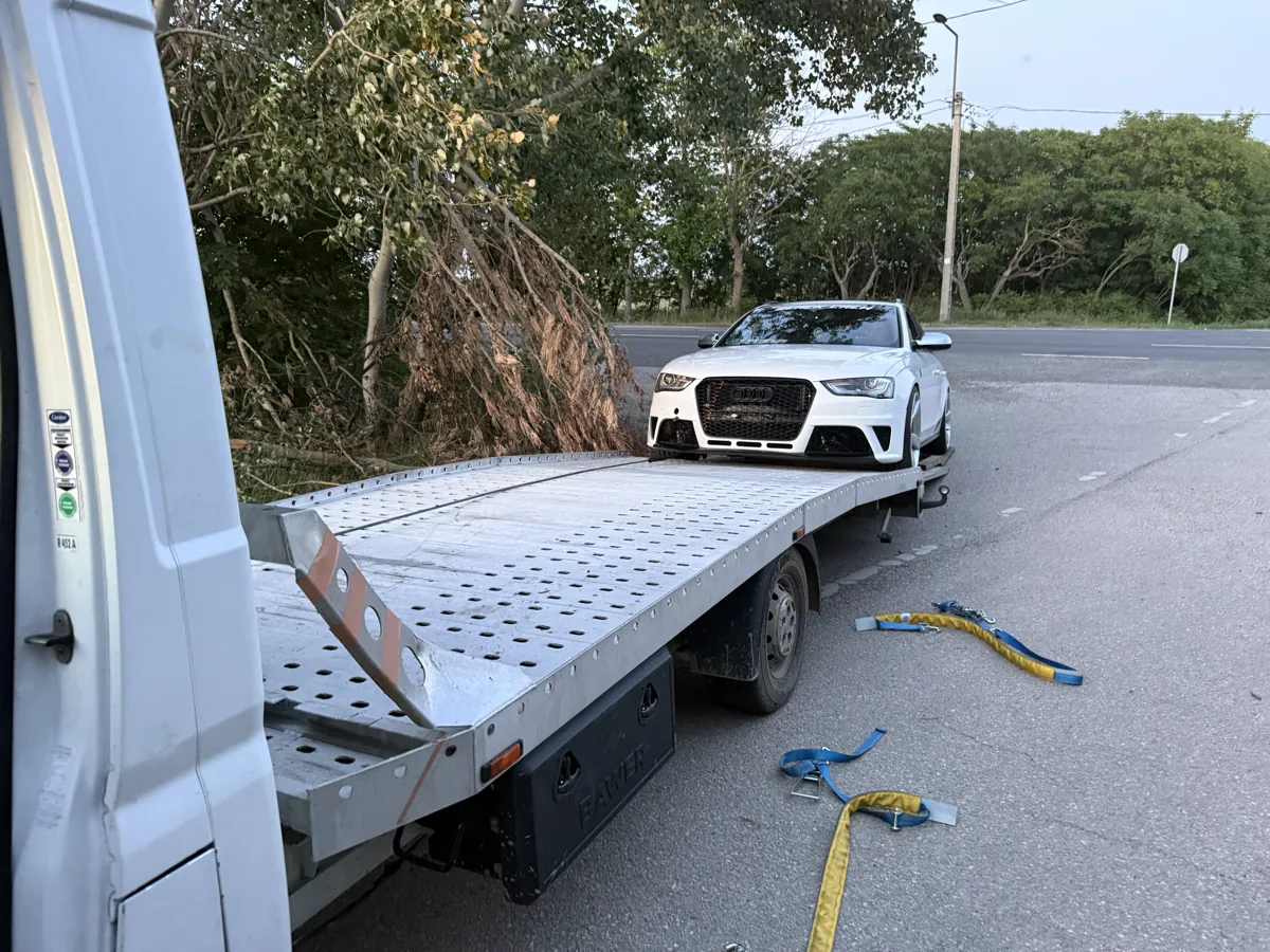 Gyors Autómentés platós autómentő nem gördülő, sérült kerekű autó mentésére érkezik