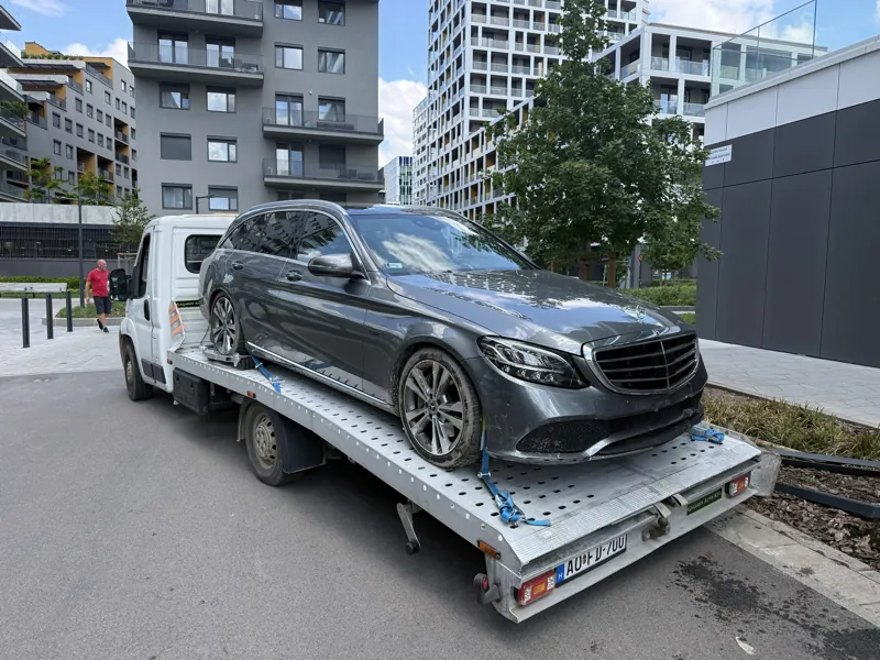 Platós vontató autómentő a városi forgalomban
